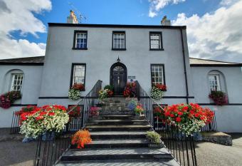 The Harbour Masters House has Balcony rooms