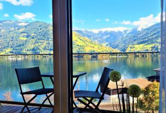 Alpin & See Resort - Pinzgau Holidays allows 18 year olds to book a room