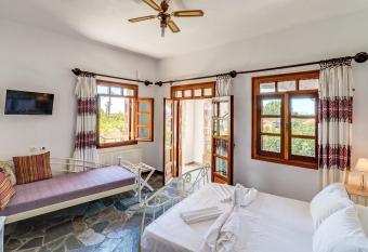 Samaria Studios has Balcony rooms