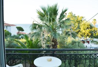 Paradise On The Side - Part of Paradise Beach Hotel has Balcony rooms