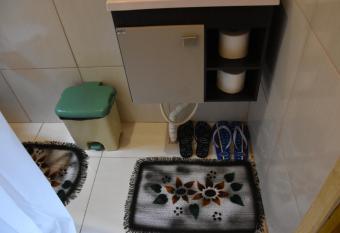 Pousada Recanto Vale da Serra Chales has rooms with a private hot tub