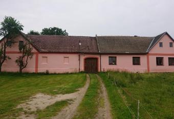 Ubytov  n   na farm   v Novohradsk  ch hor  ch allows 18 year olds to book a room