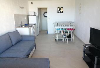 Studio vue mer Port de Hyeres has Balcony rooms