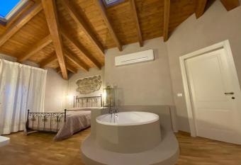 L   Oca Giuliva Relais has rooms with a private hot tub