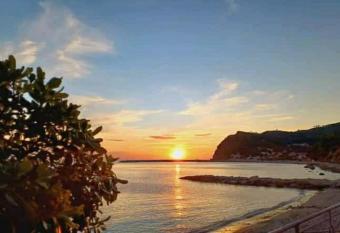 Due passi dal mare has Balcony rooms