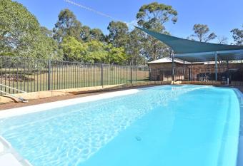 Blaxlands Homestead - Nothing is closer opposite Hope Estate with Wifi and Pool plus Fireplace has rooms with a private hot tub