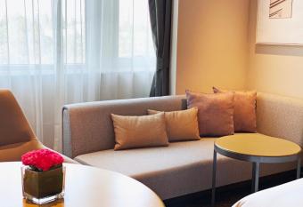 Crowne Plaza Shanghai Fudan, an IHG Hotel has rooms with a private hot tub