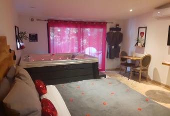 La chambre des songes allows 18 year olds to book a room