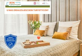 Golden Queen Apartments has rooms with a private hot tub