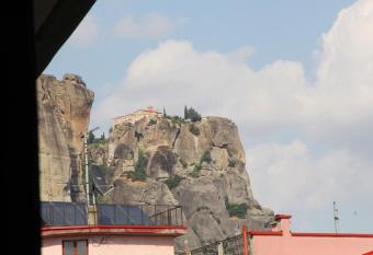 Meteoron Guesthouse has Balcony rooms