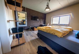 Green & Breakfast Havilland allows 18 year olds to book a room