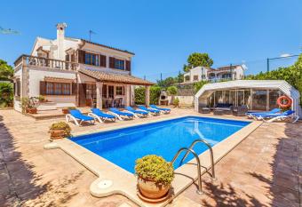 Villa Isabel has Balcony rooms