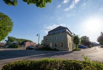 Green & Breakfast Le Luxembourg allows 18 year olds to book a room