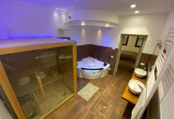 Giorgiapartaments Bronze esclusive has rooms with a private hot tub