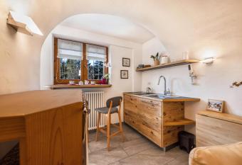 Appartamento Mariagrazia allows 18 year olds to book a room