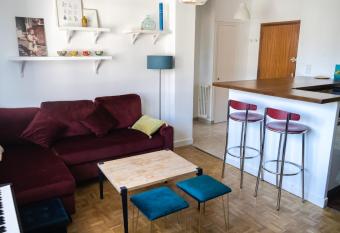 Le Jaur  s - Appartement 37m2 au coeur d Annecy avec vue sur les montagnes allows 18 year olds to book a room