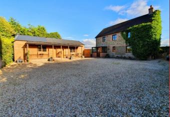 Lyonshall Lodge has Balcony rooms