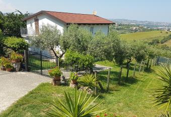Villa con Biolago - Upstairs has Balcony rooms
