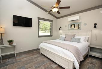 Green Acres Cottages - Fredericksburg Suite has Balcony rooms