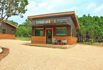 Green Acres Cottages - Gruene Suite has Balcony rooms