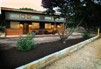 Green Acres Cottages - New Braunfels Suite has Balcony rooms
