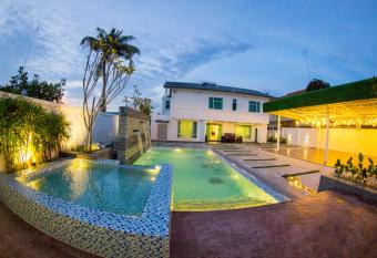 Secret Garden Warni Villa (MUAR) has Balcony rooms