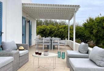 RIZES ELIAS HOUSE has Balcony rooms