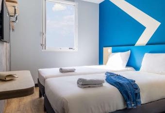Hotel ibis budget Chatillon Paris Ouest allows 18 year olds to book a room