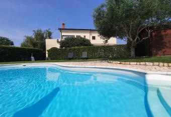 LOVELY GROUNDFLOOR APARTMENT has Balcony rooms