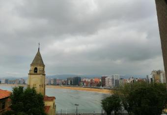   tico en Cimadevilla Mirando al Mar allows 18 year olds to book a room