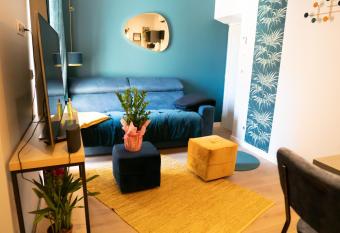 coeur de ville t2, terrasse, clim tt   quipe, parking has Balcony rooms