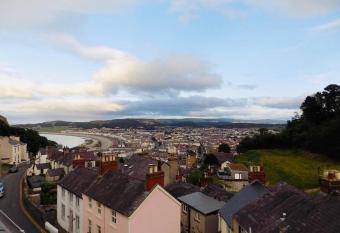 Beautiful Townhouse on The Great Orme, Llandudno PET FRIENDLY has Balcony rooms