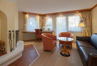 Relais & Chateaux Sch  negg has Balcony rooms