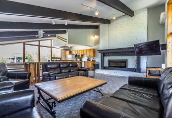 Mountain Trail Chalet has Balcony rooms