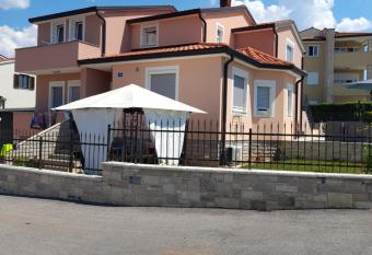 Studio apartman Dezire has Balcony rooms