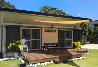 STAY IN ALOHA has Balcony rooms