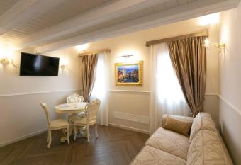 Suite Duplex Apartment Chioggia allows 18 year olds to book a room