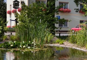 Hotel & Gasthaus Zum Eichenkranz allows 18 year olds to book a room