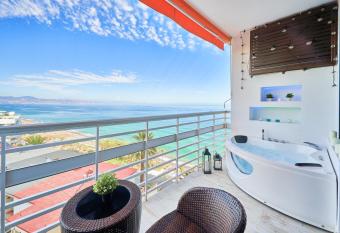 Balc  n al mar Apartment Direct access to the beach has rooms with a private hot tub