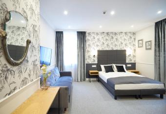 Apartamenty Klasztorna 25 allows 18 year olds to book a room