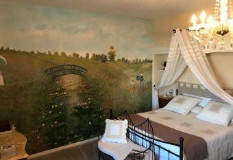 Le Clos de La Muse allows 18 year olds to book a room