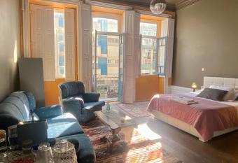 The Yellow House has Balcony rooms