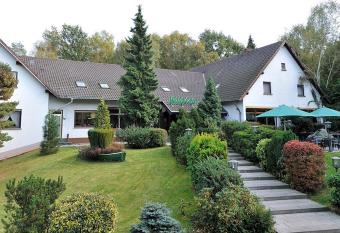 Wald-Caf   Hotel-Restaurant allows 18 year olds to book a room