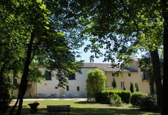 H  tel & SPA Ventoux Provence  has rooms with a private hot tub