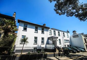 Villa Nova allows 18 year olds to book a room