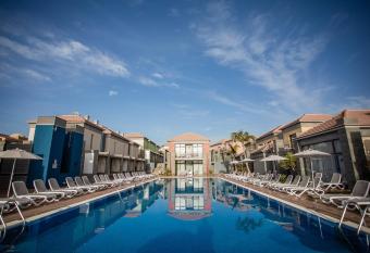 Caybeach Meloneras allows 18 year olds to book a room