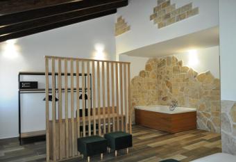 Hostal Restaurante Villa de Brihuega has rooms with a private hot tub
