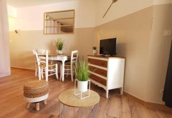 Style Bord de mer - Une chambre -Terrasse ext  rieure - Vue lac - Piscine en saison estivale-Check-in Automatis   has Balcony rooms