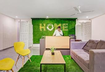 NUAB House - Near Fortis, MAX, MEDANTA, Paras Hospitals and HUDA Metro has Balcony rooms