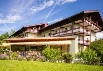 Thermenhotel Str  binger Hof allows 18 year olds to book a room